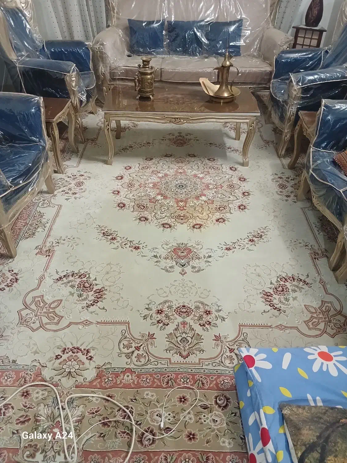 مبل با سه تا میز ابراش و پارچه هاش کامل نو|مبلمان خانگی و میز عسلی|بجنورد, |دیوار