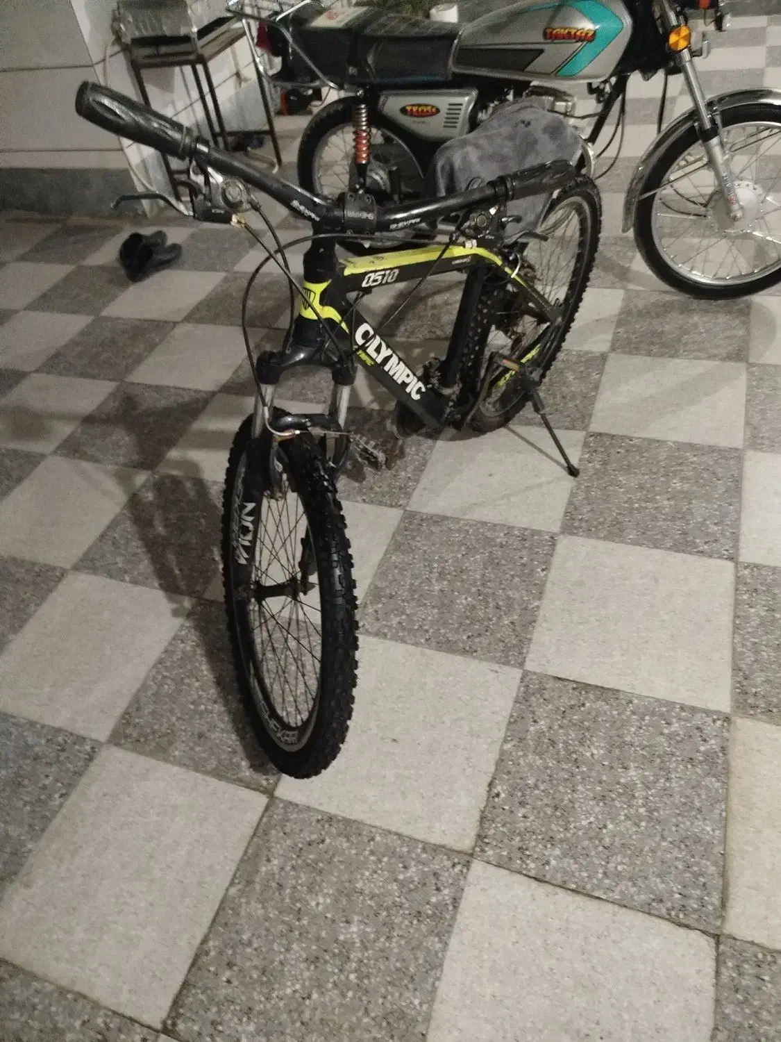 دوچرخه اولمپیک|دوچرخه، اسکیت، اسکوتر|اسیر, |دیوار