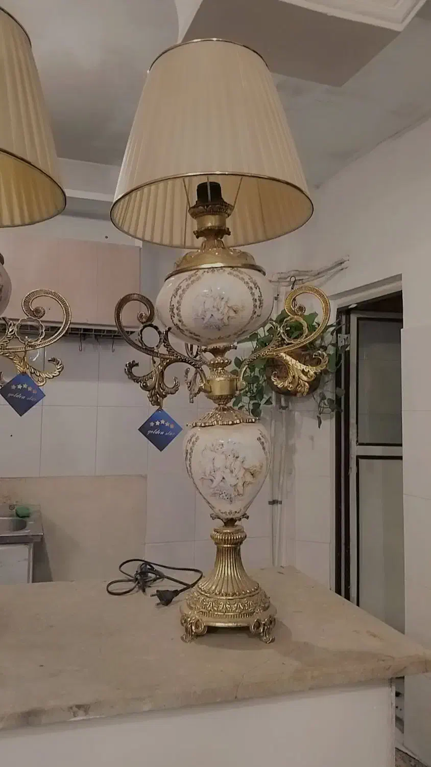 *آباژور سلطنتی آنتیک قدیمی لاکچری*خاص پسند|چراغ خواب و آباژور|مشهد, فرودگاه|دیوار