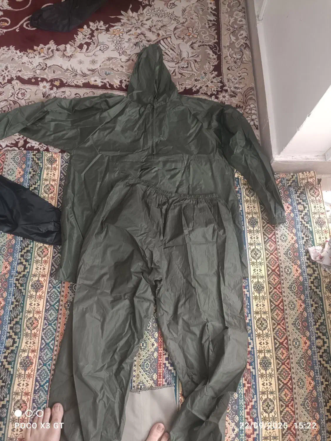 لباس بادگیر و بارانی|لباس|میانه, |دیوار