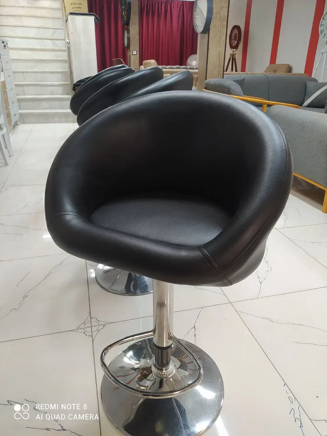 صندلی اپن چرم مشکی در حد نو با تنظیم ارتفاع|صندلی و نیمکت|صحنه, |دیوار