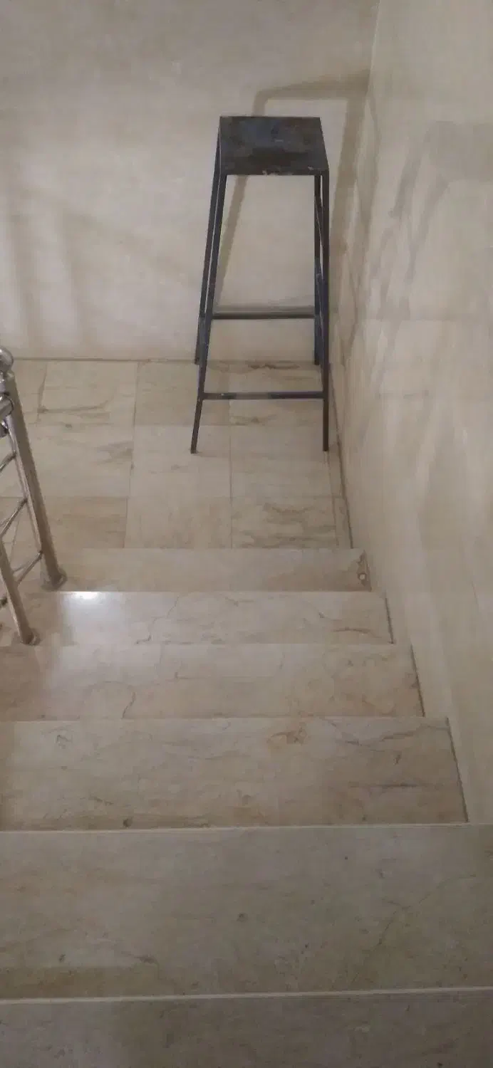 چهارپایه آهنی|صندلی و نیمکت|نسیم‌شهر, |دیوار