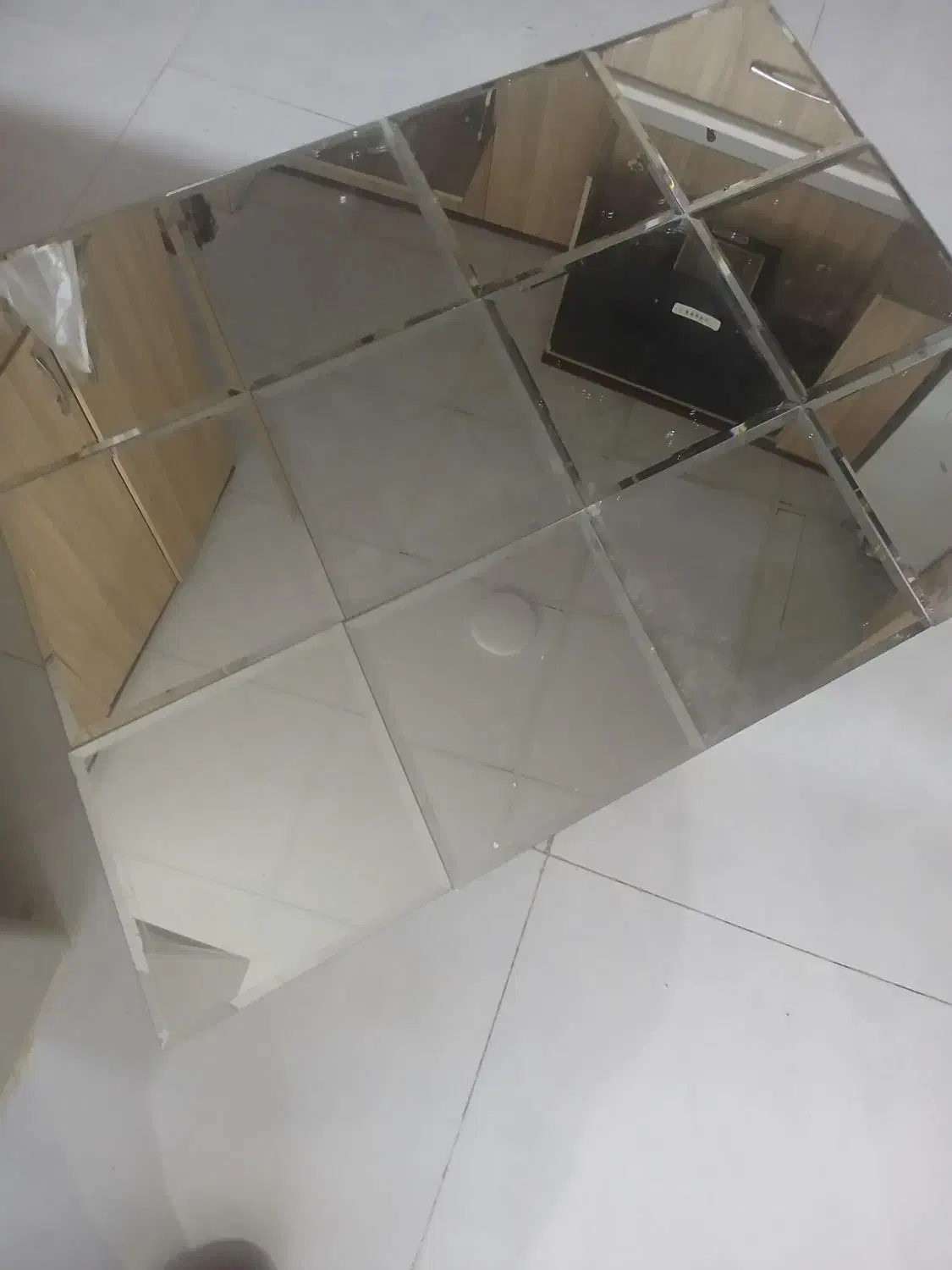 اینه تزیینی بر روی دیوار|آینه|صدرا-فارس, فاز ۱|دیوار