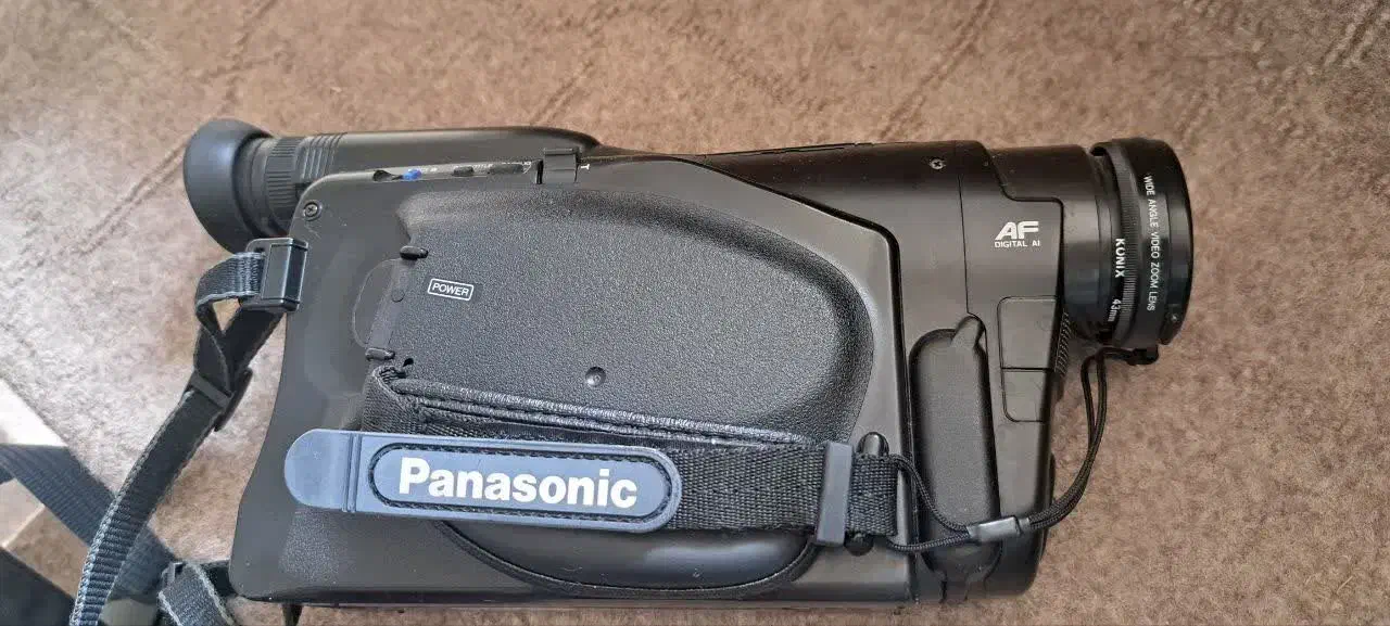 دوربین عکاسی کونیکا و فیلمبرداری پاناسونیک|دوربین عکاسی و فیلمبرداری|همدان, |دیوار