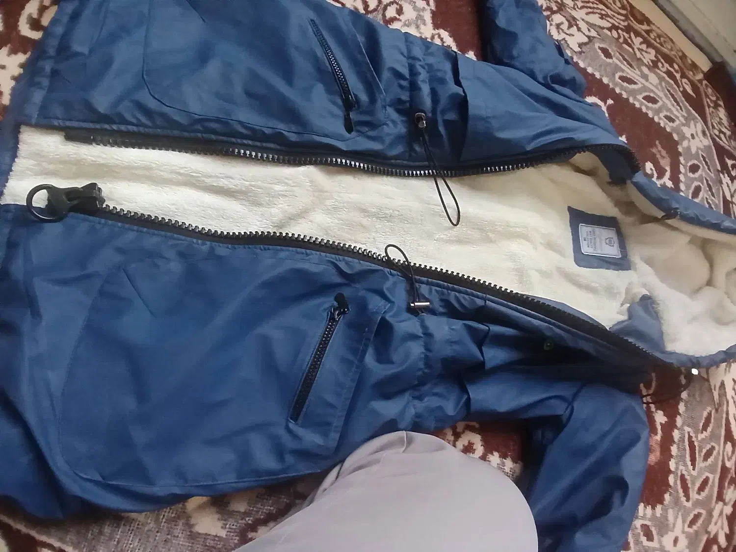 کاپشن|لباس|میانه, |دیوار