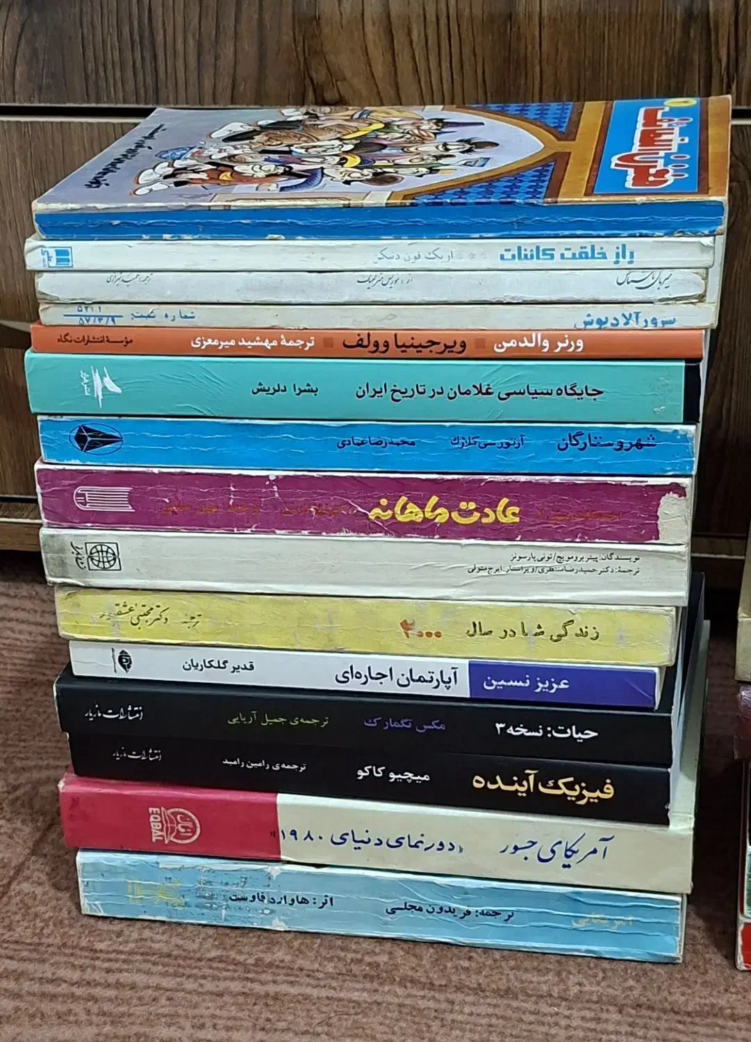 تعدادی کتاب تاریخی و رمان ادبی مصور|کتاب و مجله تاریخی|قائم‌شهر, |دیوار