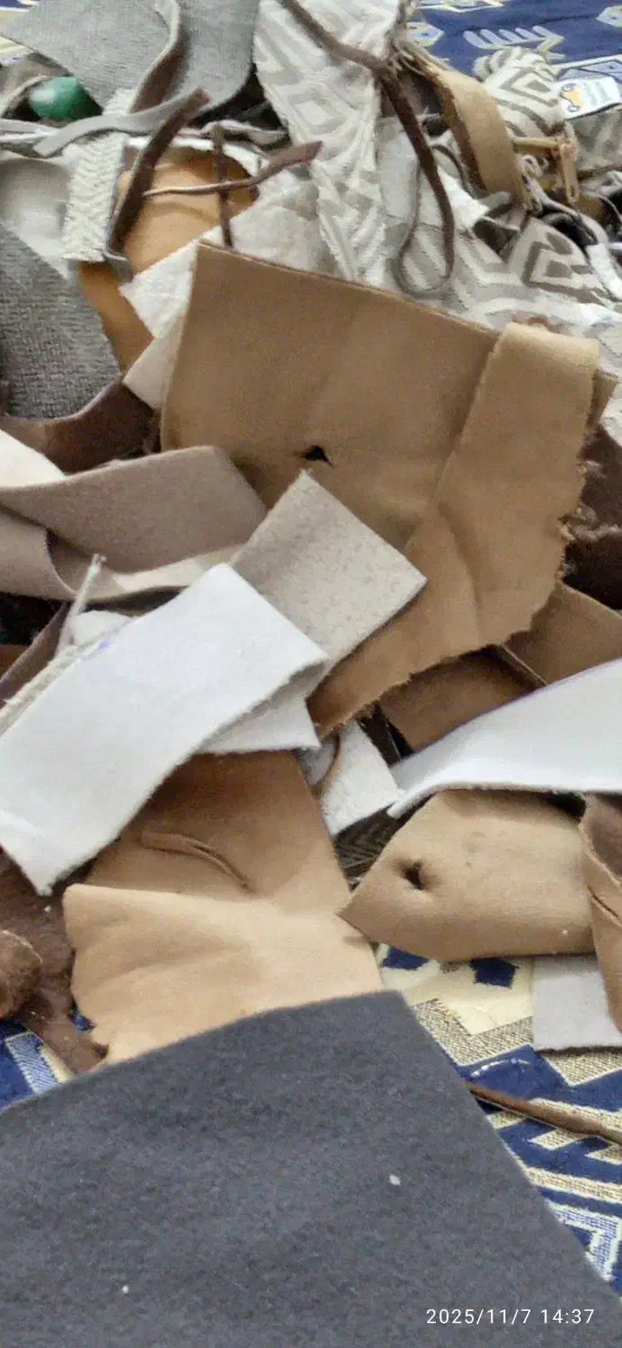 پرتی از پارچه ی مبلی داخل کوسن|رختخواب، بالش، پتو|آق قلا, |دیوار