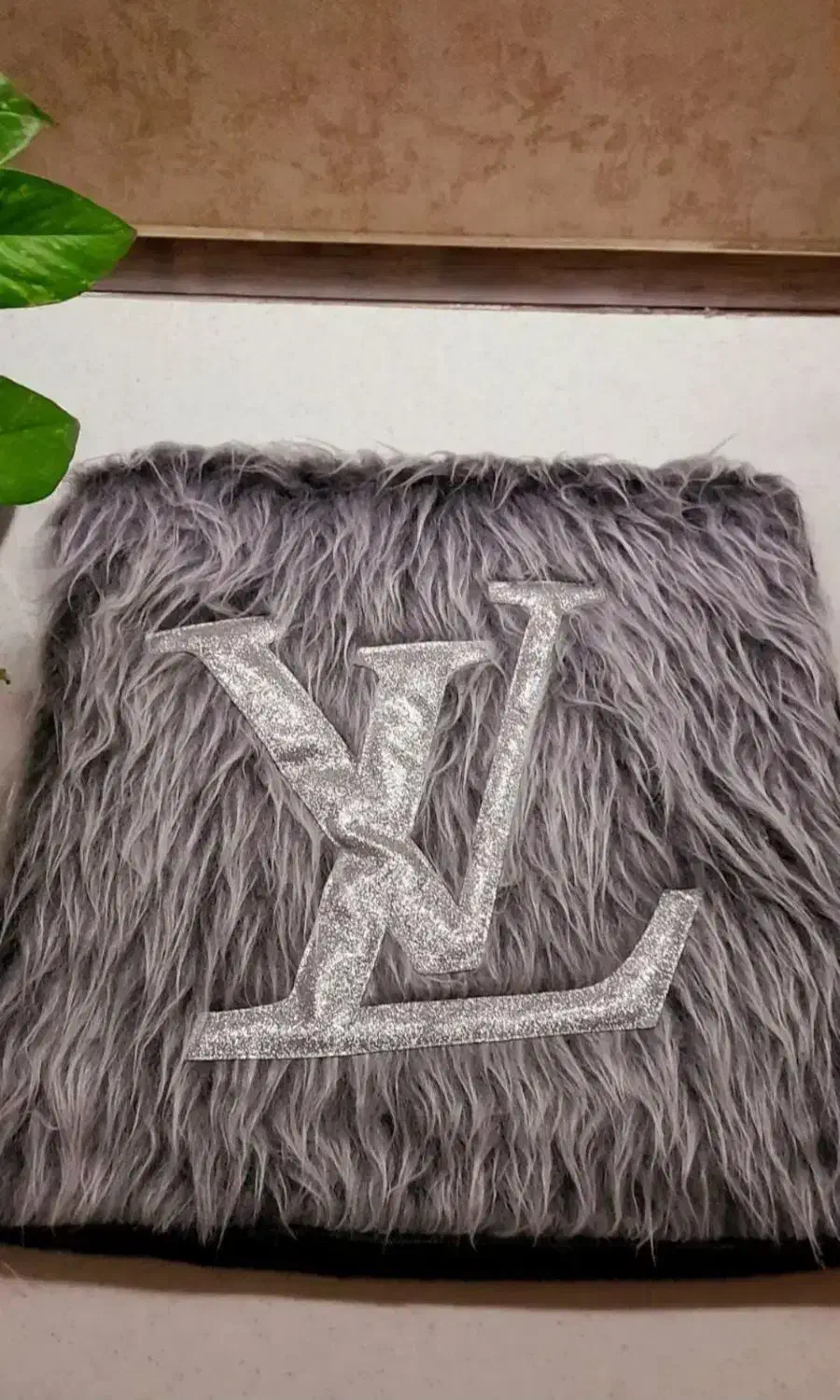 کوسن خزدار نقره ای|مبلمان خانگی و میز عسلی|سبزوار, همت|دیوار