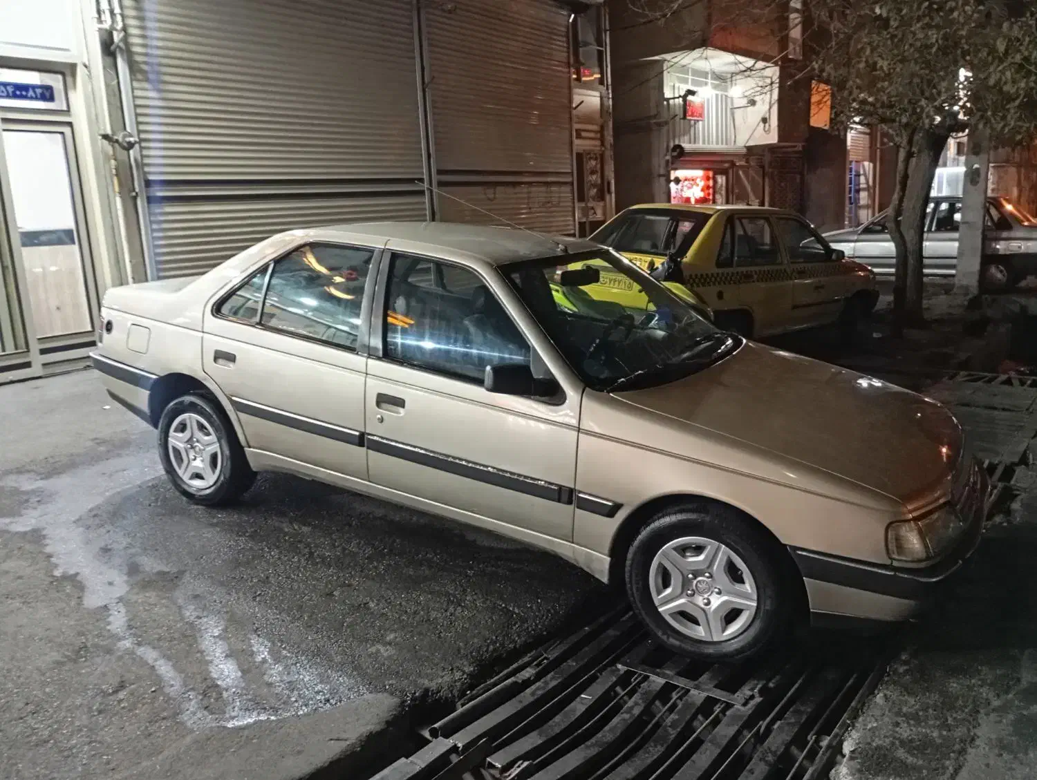 پژو مدل 83 دوگانه سالم و سرحال ماشین خانگی میباشد|خودرو سواری و وانت|تبریز, |دیوار