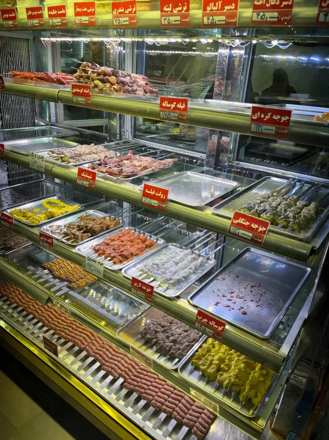 خانم جهت کار در فست فود و کبابی میدان فرهنگ|استخدام خدمات فروشگاه و رستوران|رشت, منظریه|دیوار