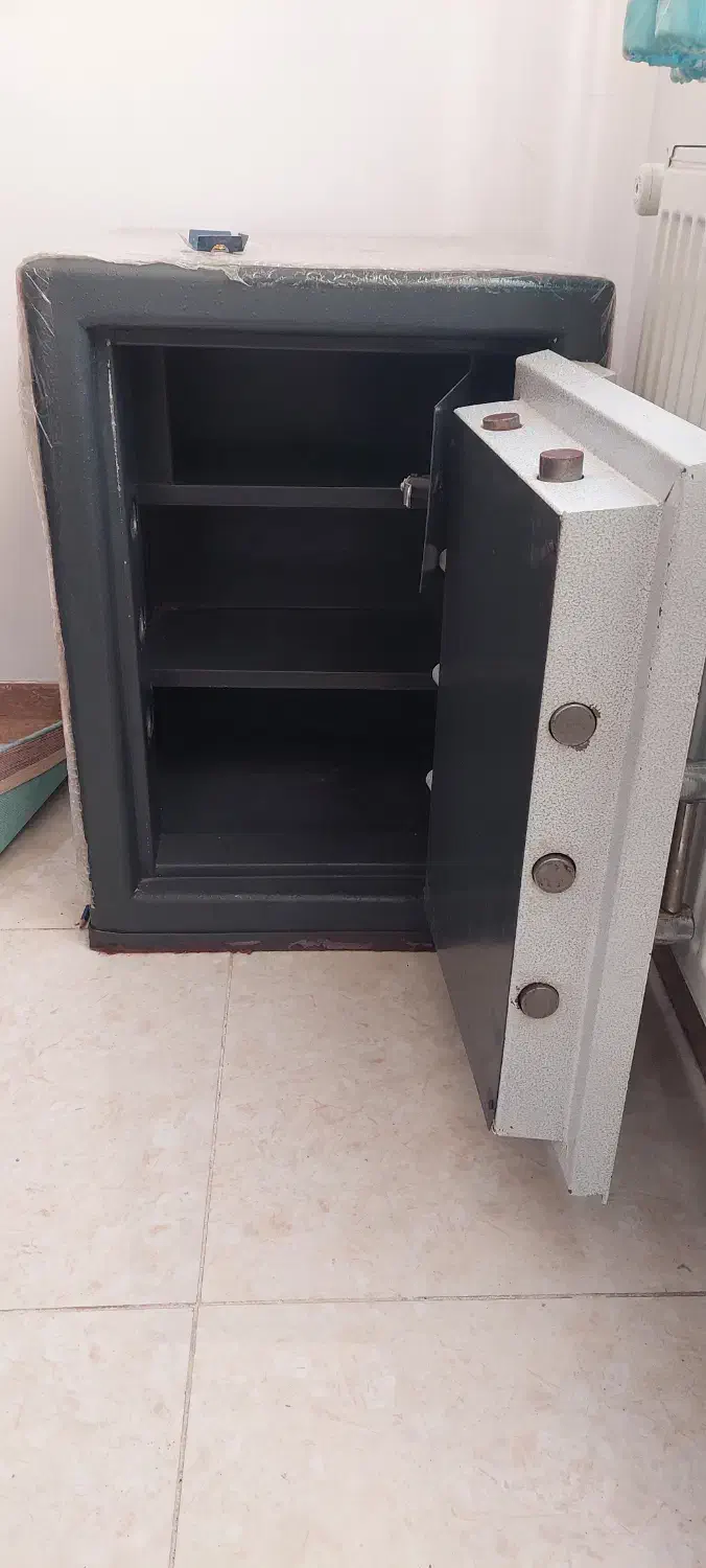 گاوصندوق درحدنو|دفتر کار|صومعه‌سرا, |دیوار