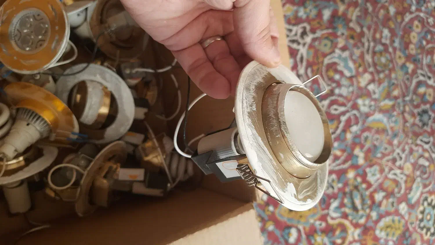 تعدادی جای لامپ سقفی فلزی طلایی|لامپ و چراغ|خرم‌آباد, |دیوار