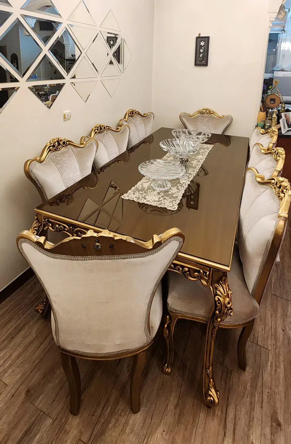 فروش یک دست مبلمان کلاسیک و میز نهارخوری ۸ نفره|مبلمان خانگی و میز عسلی|تهران, قلهک|دیوار