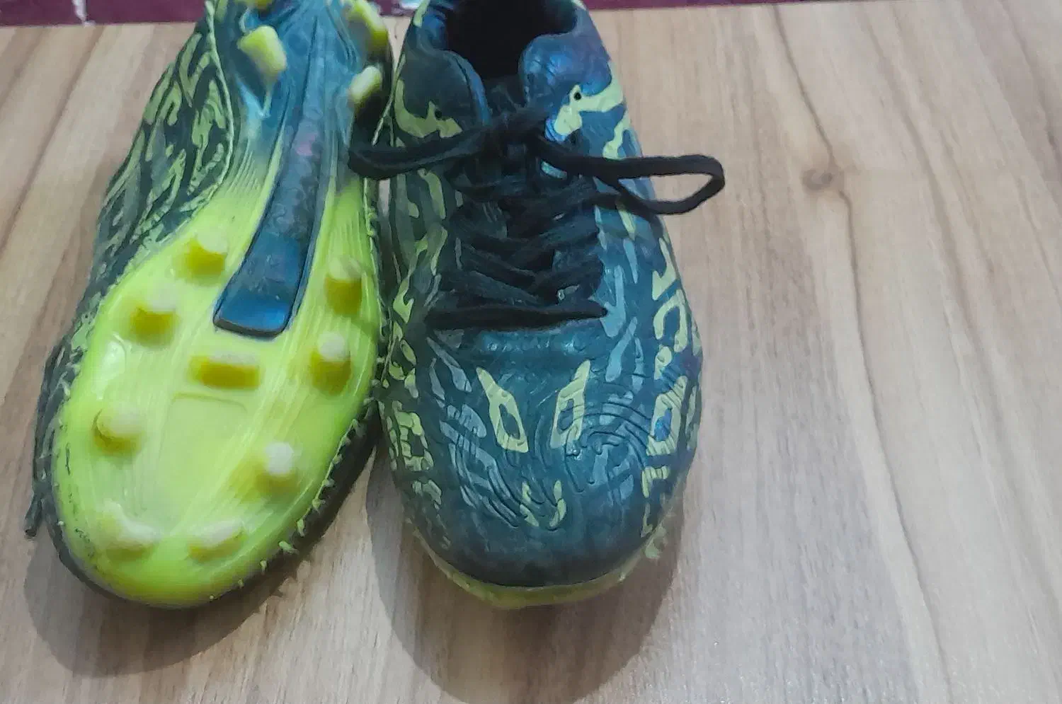 کفش فوتبال|کیف، کفش، کمربند|شوش, |دیوار