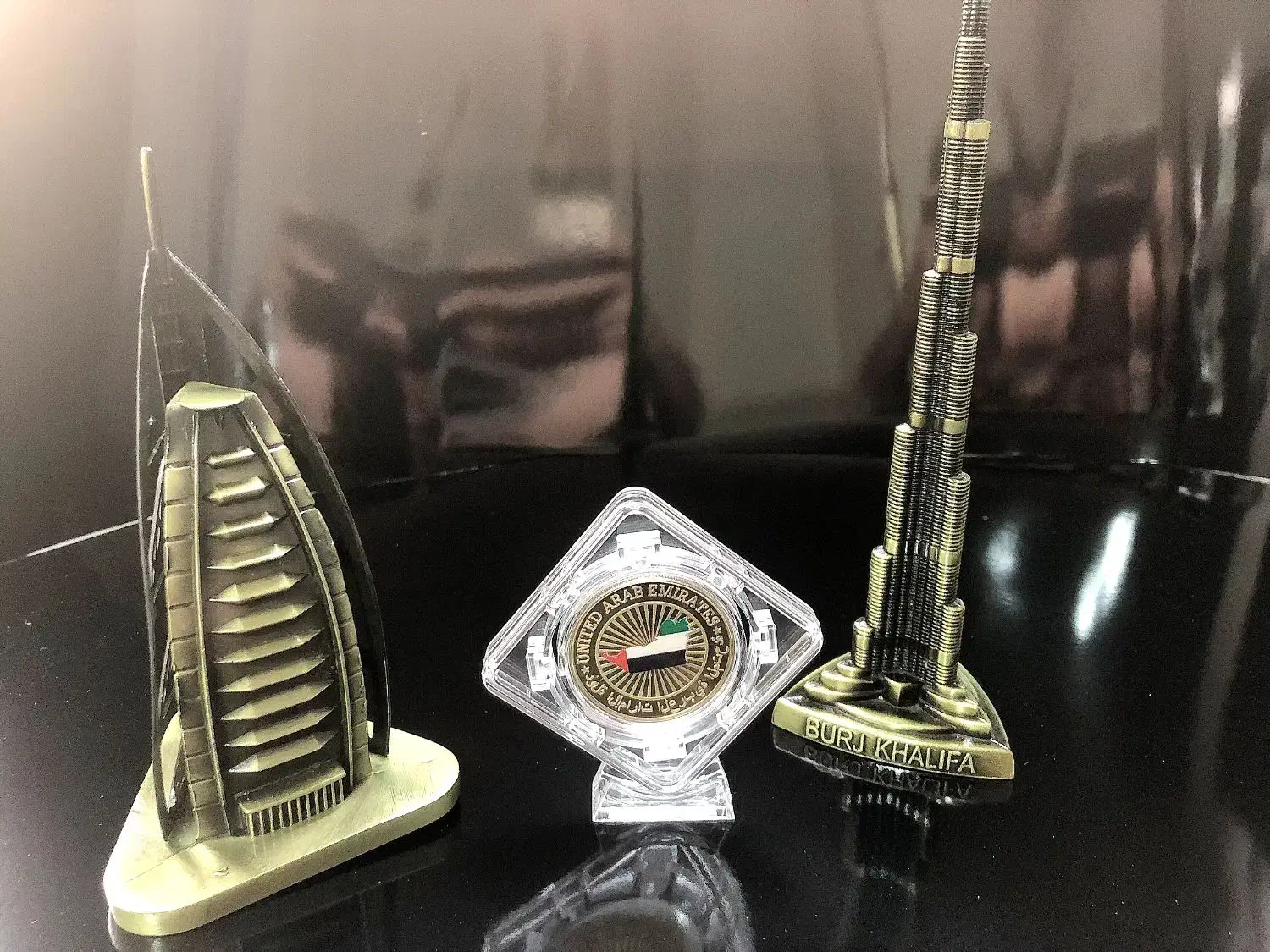 سکه یادبود دبی + ماکت برنزی برج خلیفه و برج العرب|کلکسیون سکه، تمبر، اسکناس|کرج, شهرک بنفشه|دیوار