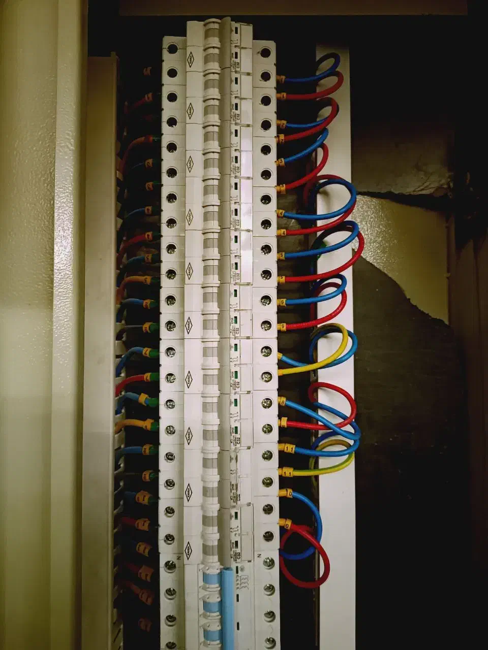 طراحی و مونتاژ تابلوهای برق|خدمات پیشه و مهارت|هشتگرد, شهرک ولیعصر (مصلی)|دیوار