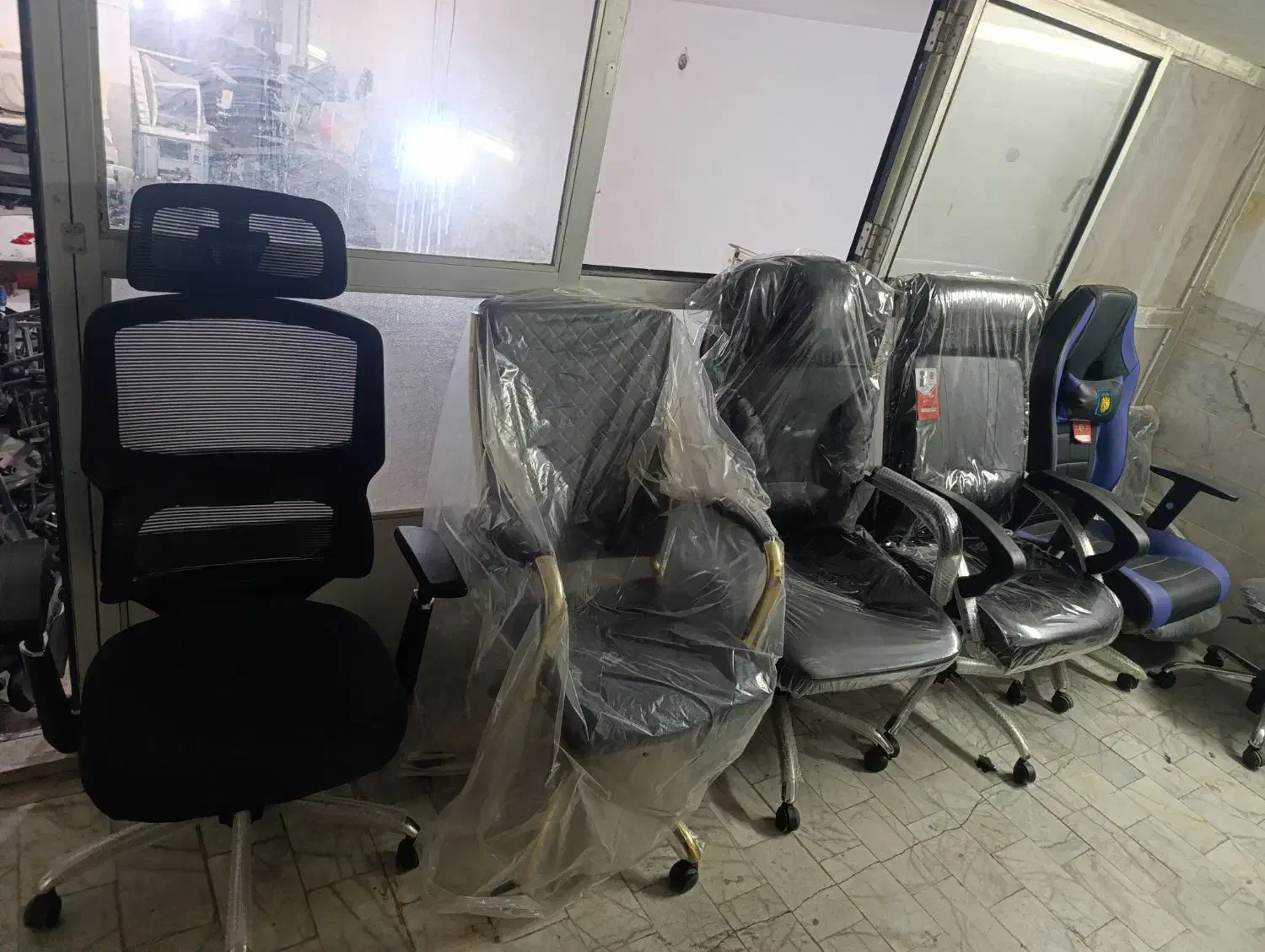 ب دلیل تغییر شغل زیر قیمت بازار تمامی اجناس|مبلمان اداری|یزد, |دیوار