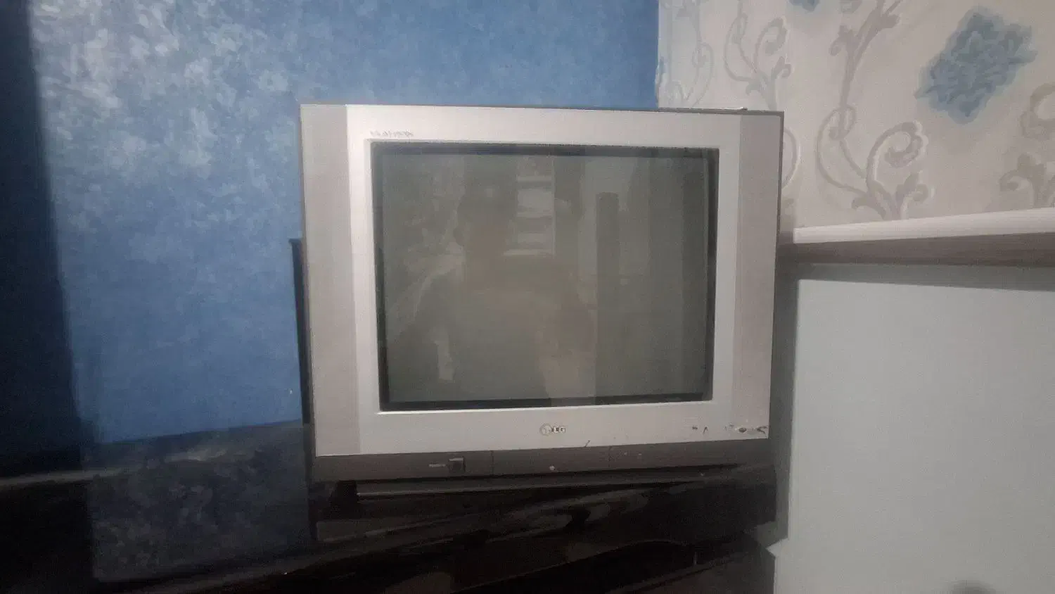 تلویزیون قدیمی ال جی و میز تلویزیون شیشه ای|تلویزیون و پروژکتور|فشم, |دیوار