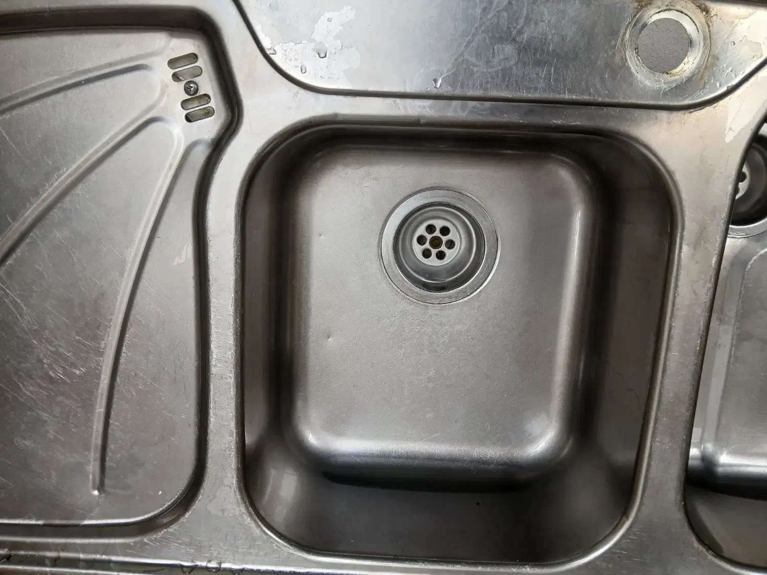 سینک اخوان|آب‌چکان و نظم‌دهنده ظروف|سنگر, |دیوار