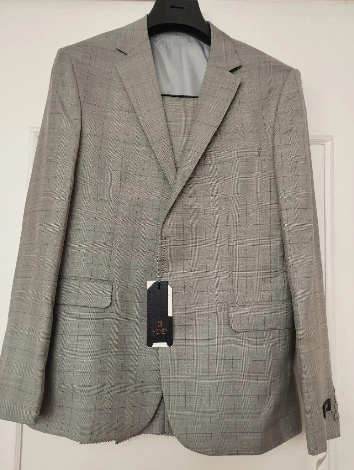 کت شلوار جاکامن|لباس|اندیشه, اندیشه فاز ۱|دیوار