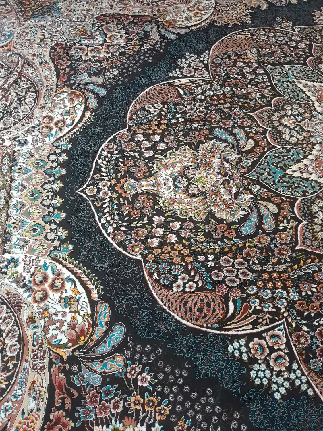 فرش دستبافت گونه|فرش|شهریار, کهنز|دیوار