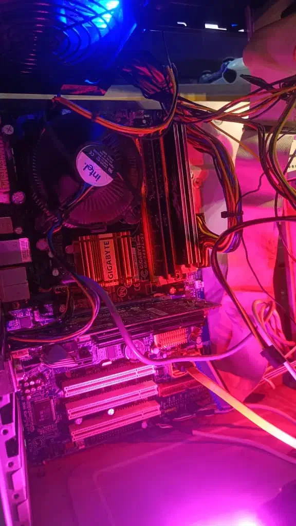 کیس کامپیوتر نیمه حرفه ای سالم|رایانه رومیزی|رشت, گلزاران|دیوار