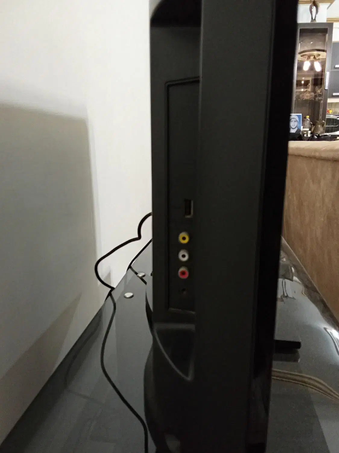 تلویزیون ۴۲ اینچ سونی با میز تلویزیون|تلویزیون و پروژکتور|بندر انزلی, کارآموزی|دیوار