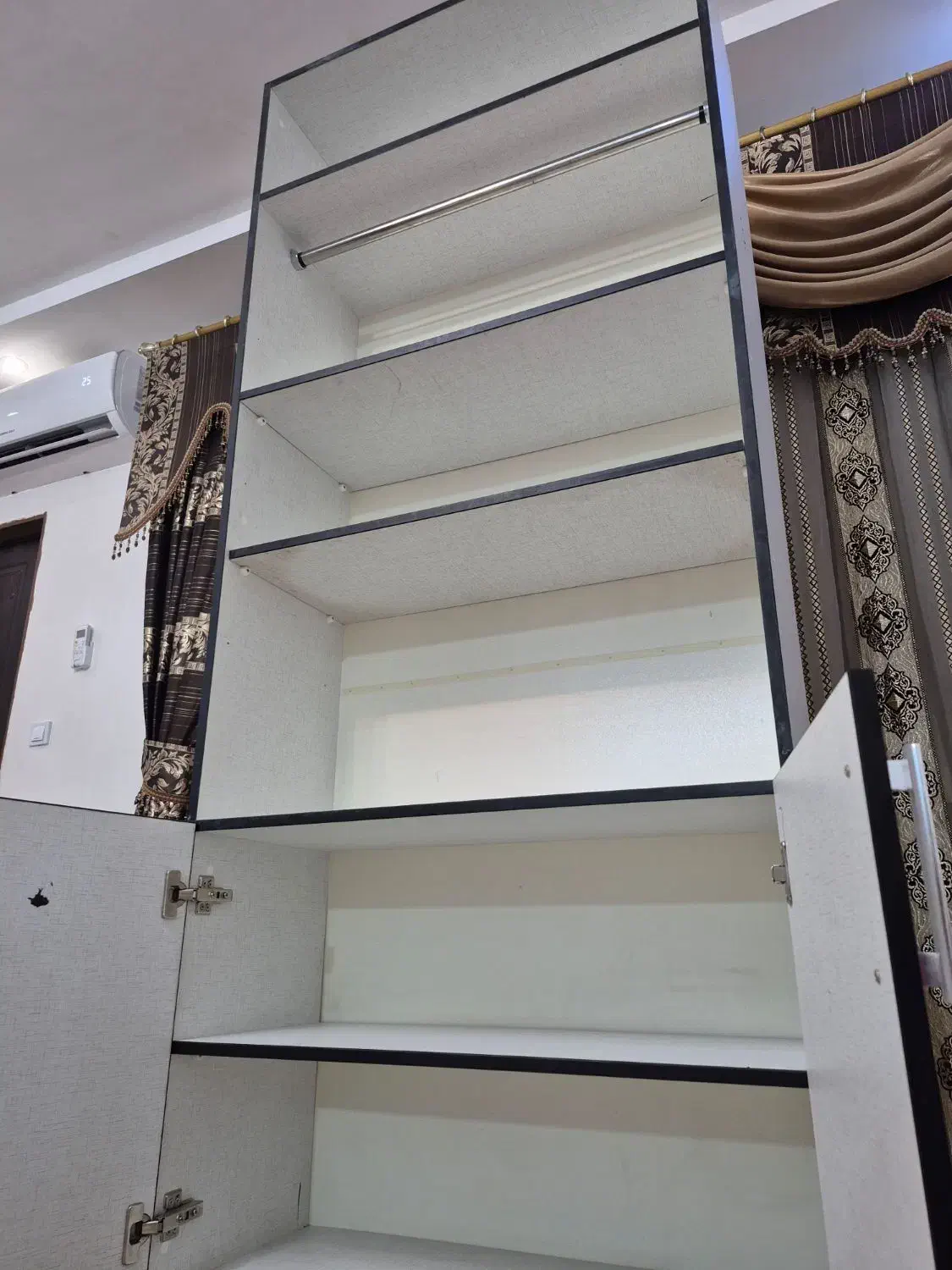 کتابخانه و کمدلباس|کتابخانه، شلف، قفسه‌های دیواری|رشت, کوی غلام نیا|دیوار