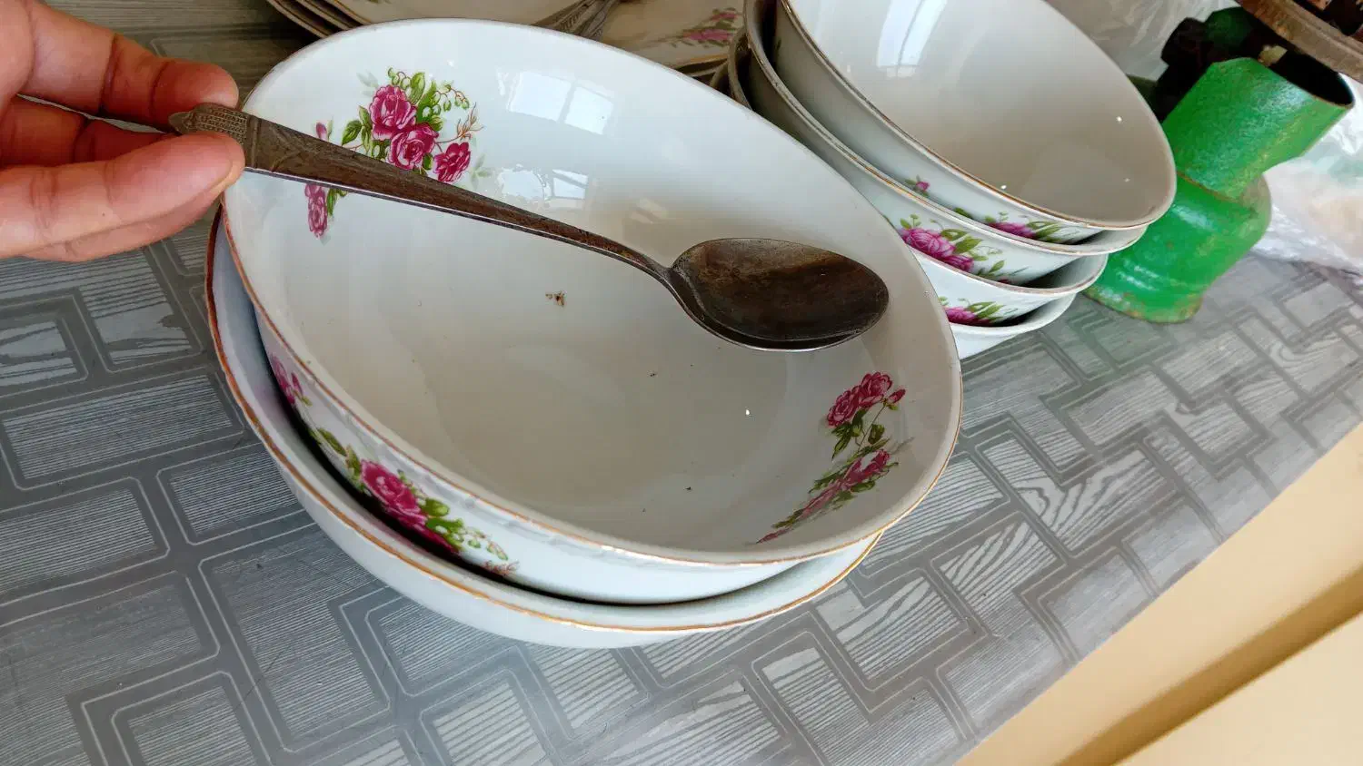 ظرف گل سرخی|ظروف سرو و پذیرایی|فریدون‌کنار, |دیوار