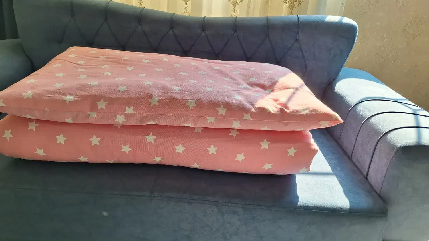 تعدادی تشک از پشم وبالش از پر|رختخواب، بالش، پتو|لاهیجان, مهرگان|دیوار