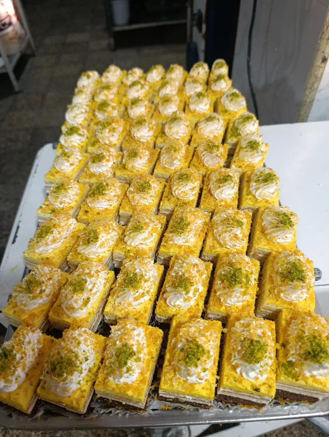 کارگاه تولیدی شیرینی تر و دسر و کیک تولد|خدمات پذیرایی، مراسم|فولادشهر, B1|دیوار