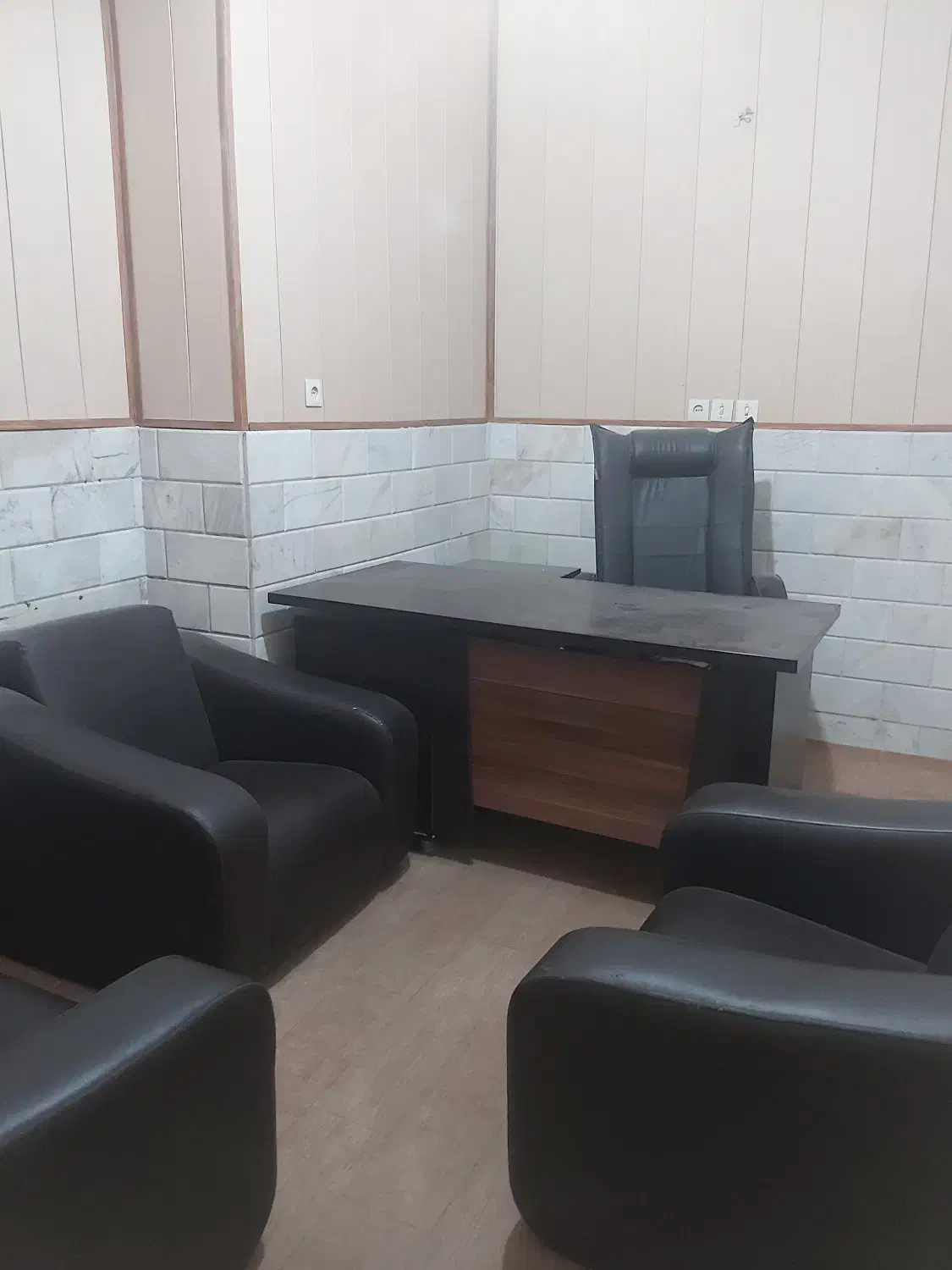 یک اتاق مبله از یک واحد اداری بر باجک یک|اجارهٔ دفتر کار، اتاق اداری، مطب|قم, باغ پنبه|دیوار