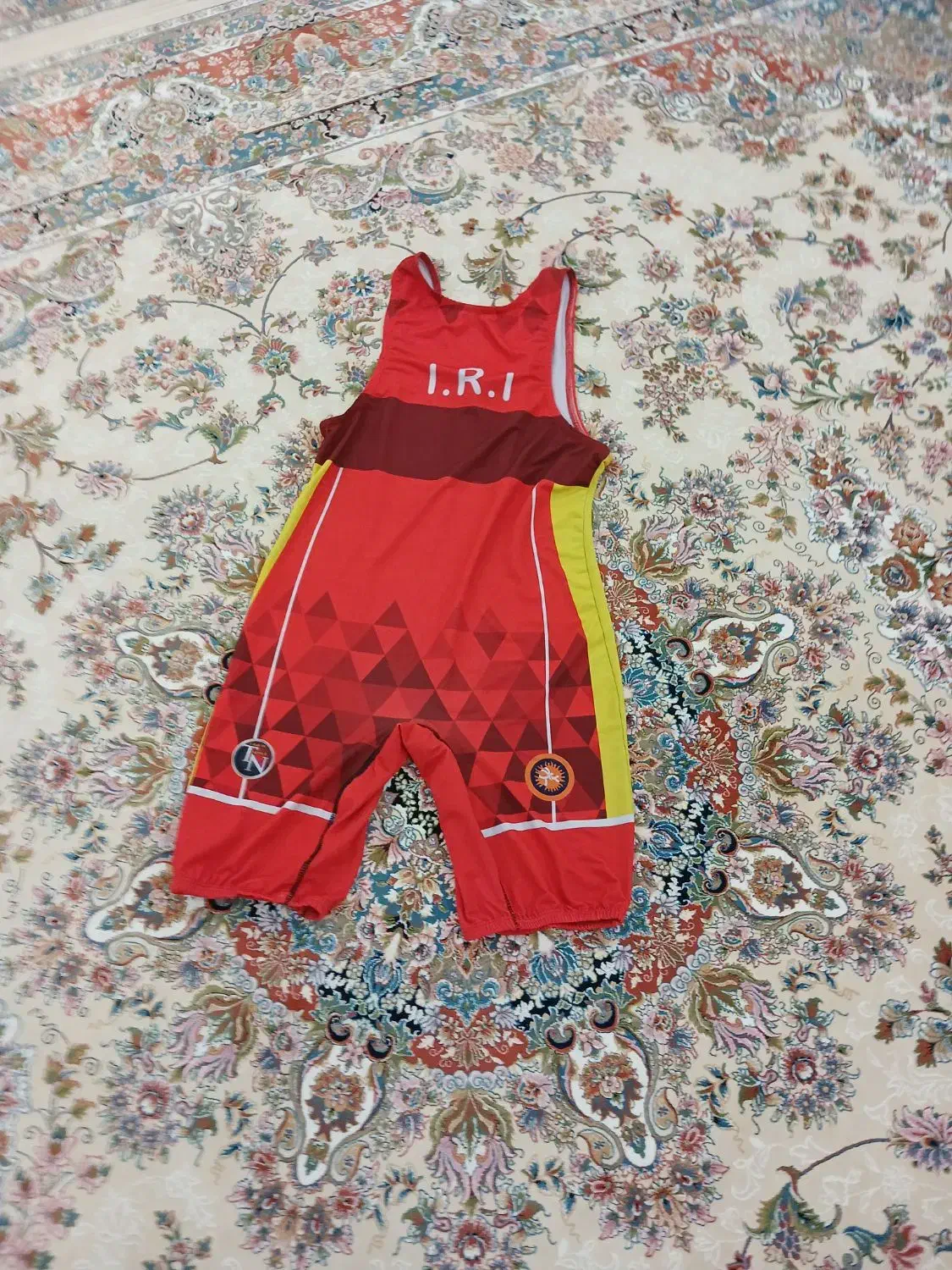 دوبنده کشتی برای ۱۳ سال|کفش و لباس بچه|اندیشه, اندیشه فاز ۳|دیوار