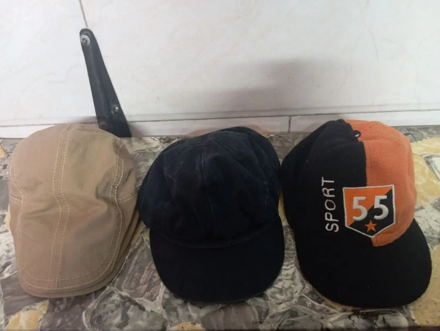 کلاه|لباس|تهران, اتابک|دیوار