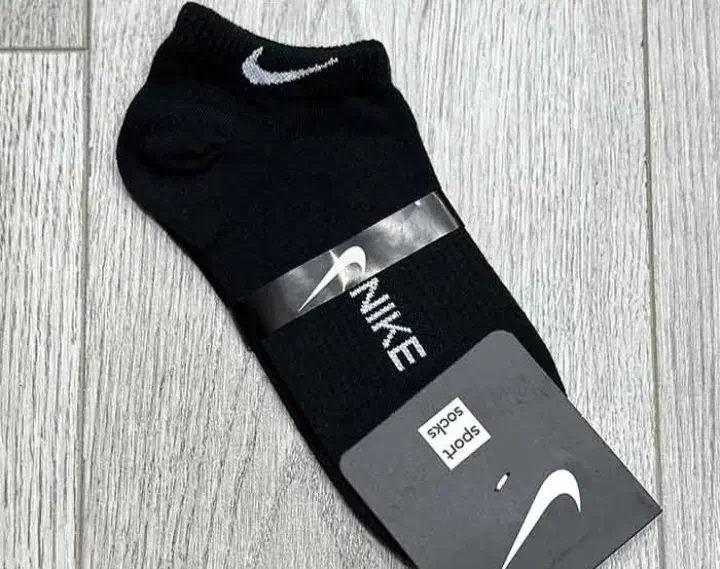 ۲۵ جفت جوراب زنانه و مردانه یکجا به فروش میرسد|لباس|دورود, |دیوار