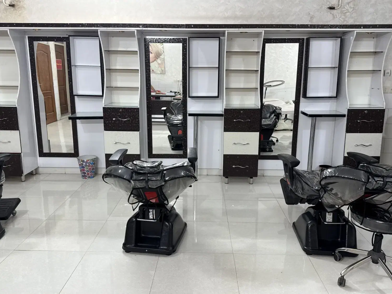 تعدادی دکور و صندلی و لوازم سالن زیبایی قیمت عالی|آرایشگاه و سالن‌های زیبایی|یزد, |دیوار