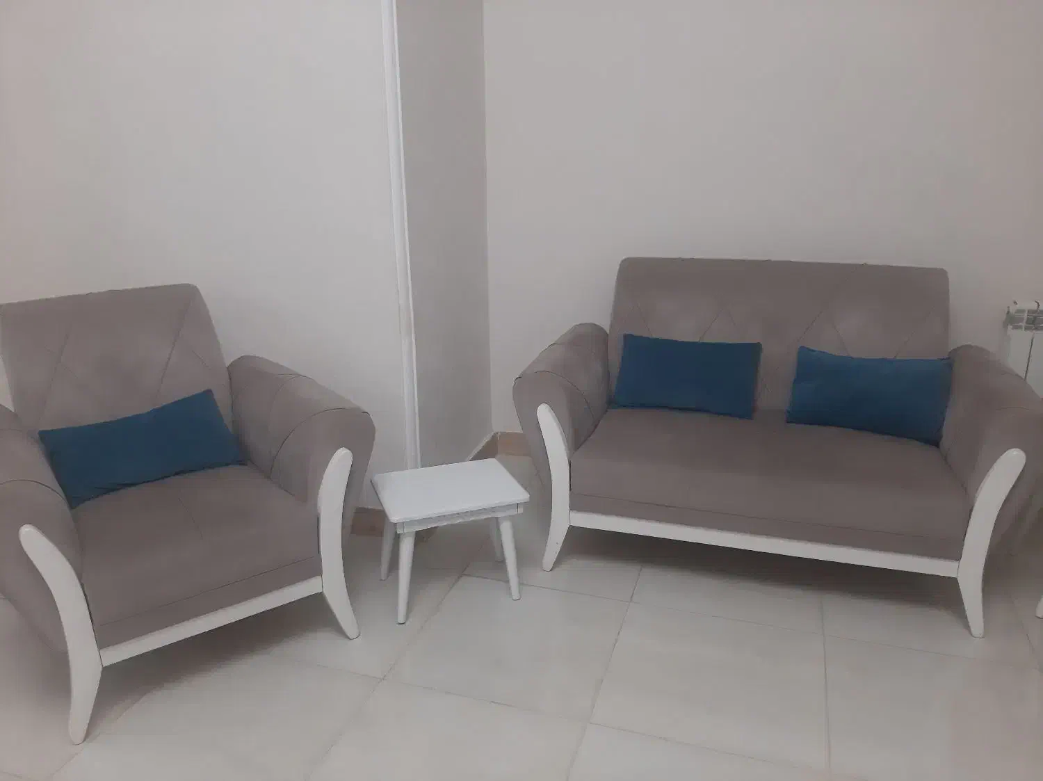 مبل ۷ نفره همراه میز جلو مبلی و سه عدد میز عسلی|مبلمان خانگی و میز عسلی|رشت, رشتیان|دیوار