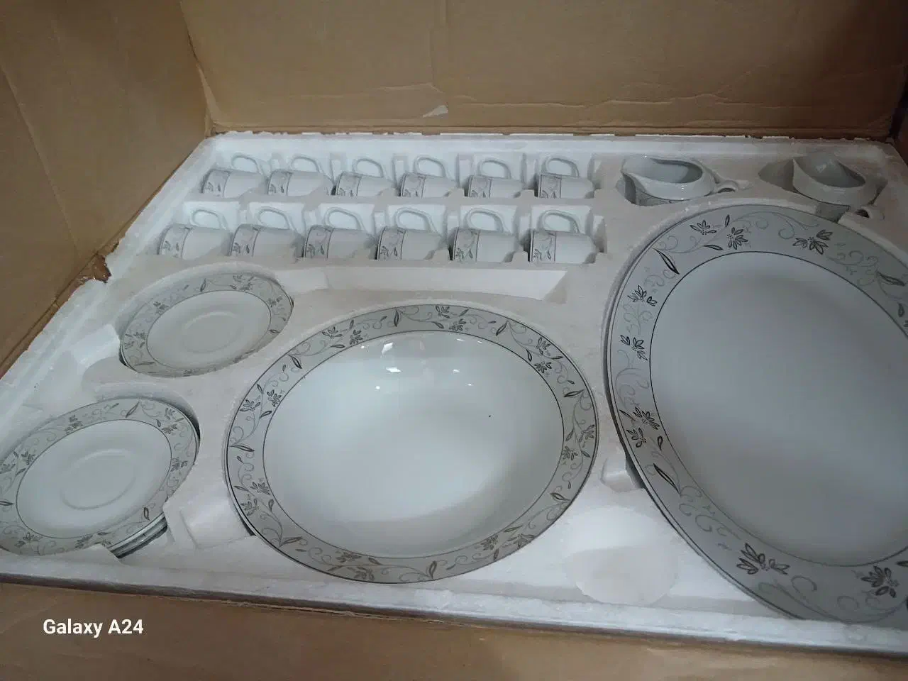 سرویس چینی ۱۲ نفره یا ۱۰۲ پارچه چینی زرین نو آکبند|ظروف سرو و پذیرایی|تهران, نازیآباد|دیوار