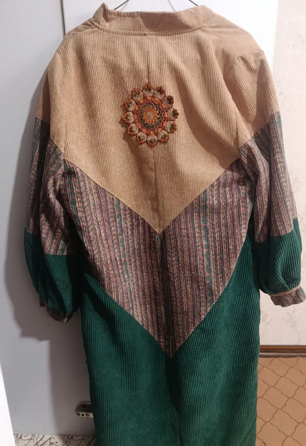 پالتو پشمی|لباس|کاشان, باغ ماجد|دیوار