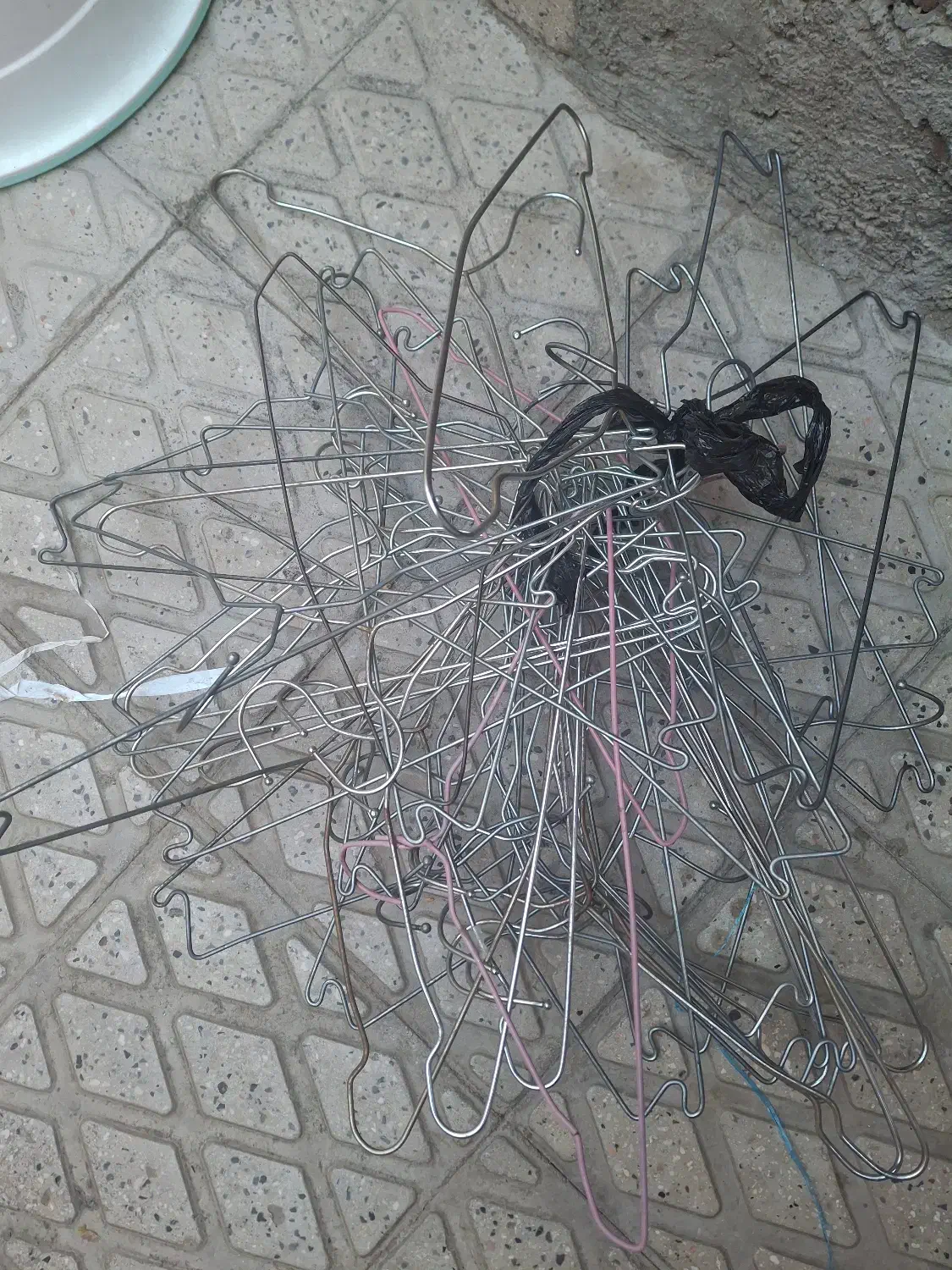 ۳۰ عدد چوب لباسی سالم به فروش میرسد|بندرخت و رخت‌آویز|کامیاران, |دیوار