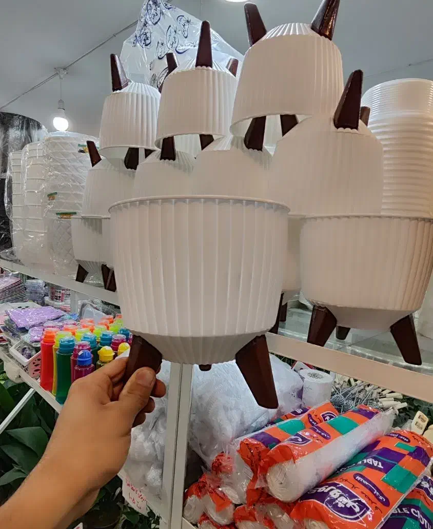 گلدان پایه دار سفید پلاستیکی پایه استند گلدان شفلر|گل و گیاه طبیعی|قم, ولیعصر|دیوار