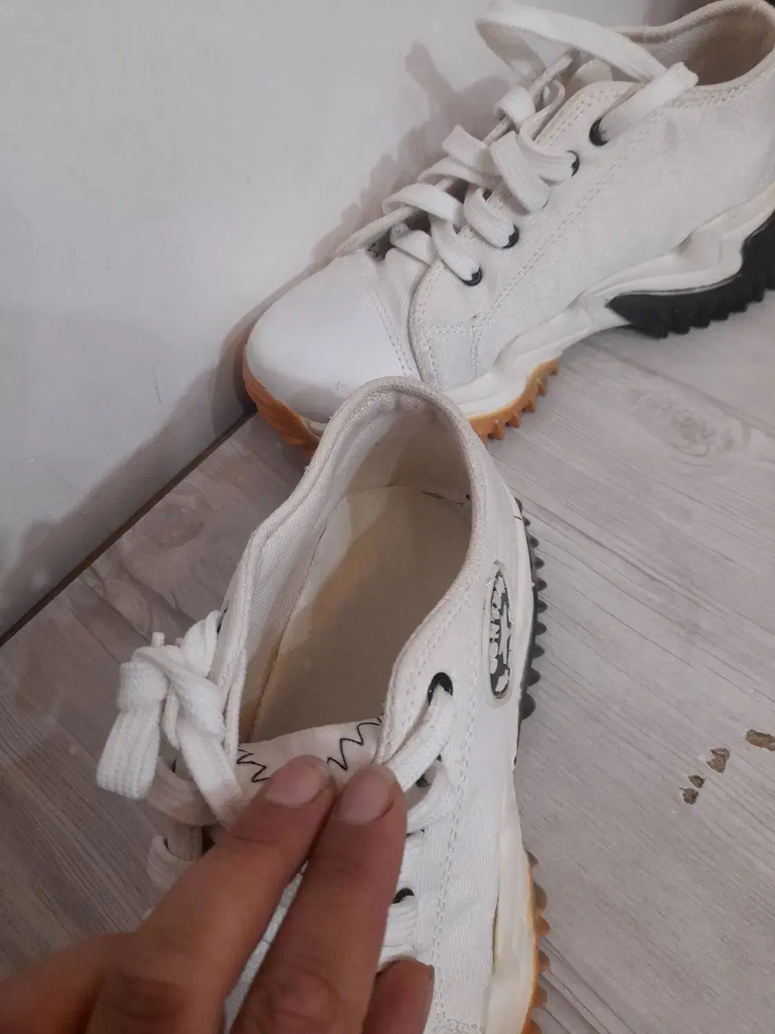 کفش ولباس مجلسی|لباس|رباط‌کریم, شترخوار|دیوار