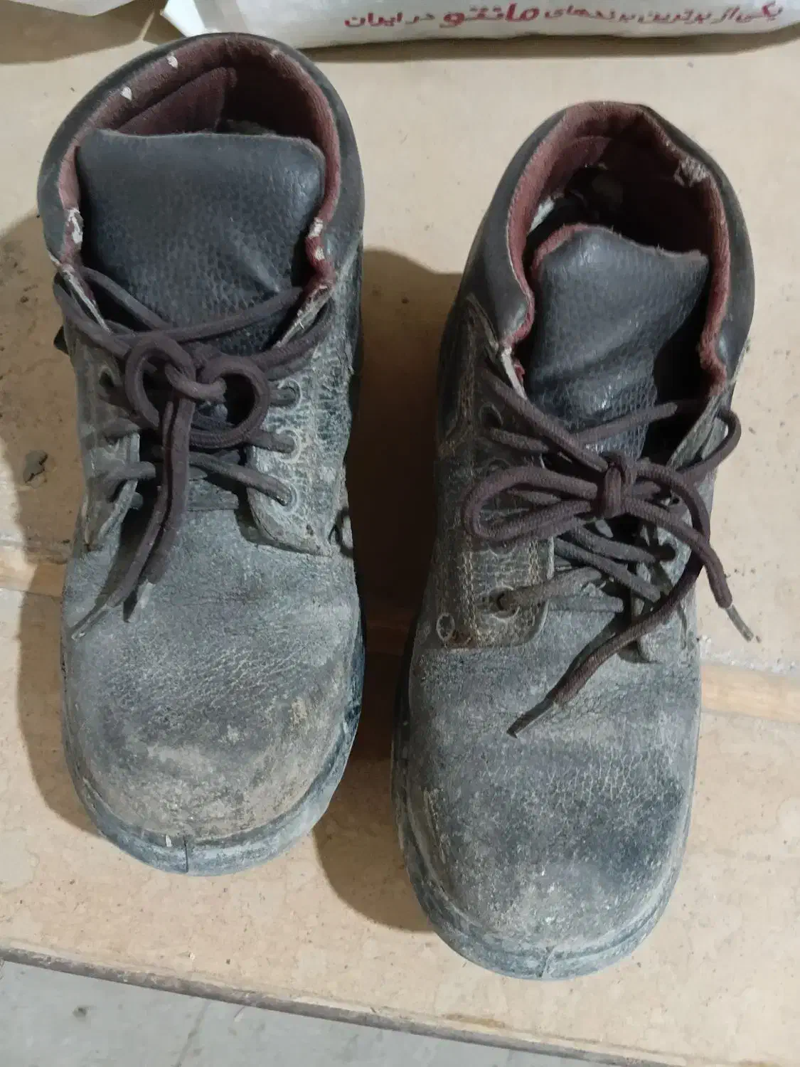 با سلام کفش کار آهنی سالم سالم قیمت ۵۵۰ سایز ۴۲|کیف، کفش، کمربند|تربتحیدریه, یحیی آباد|دیوار