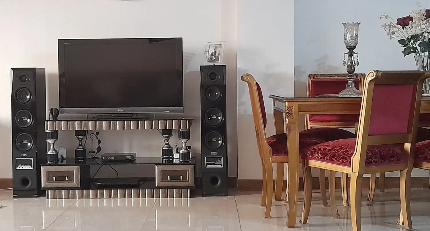 تلویزیون سونی همراه میز تلویزیون و باند|تلویزیون و پروژکتور|قائم‌شهر, |دیوار