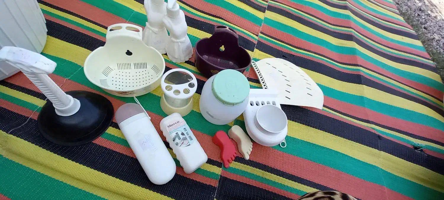 تعدادی لوازم پلاستیکی نو|ظروف نگهدارنده، پلاستیکی، یک‌بارمصرف|شاندرمن, |دیوار