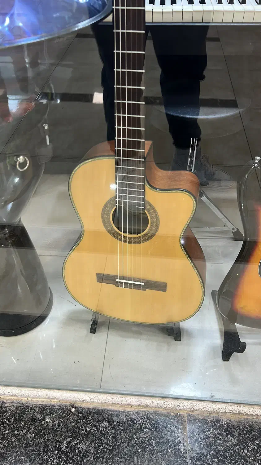 گیتار کلاسیک|گیتار، بیس، امپلیفایر|مهاباد (آذربایجان غربی), |دیوار