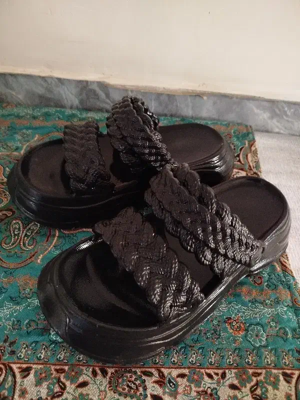 کفش|کیف، کفش، کمربند|تربت جام, حافظ|دیوار