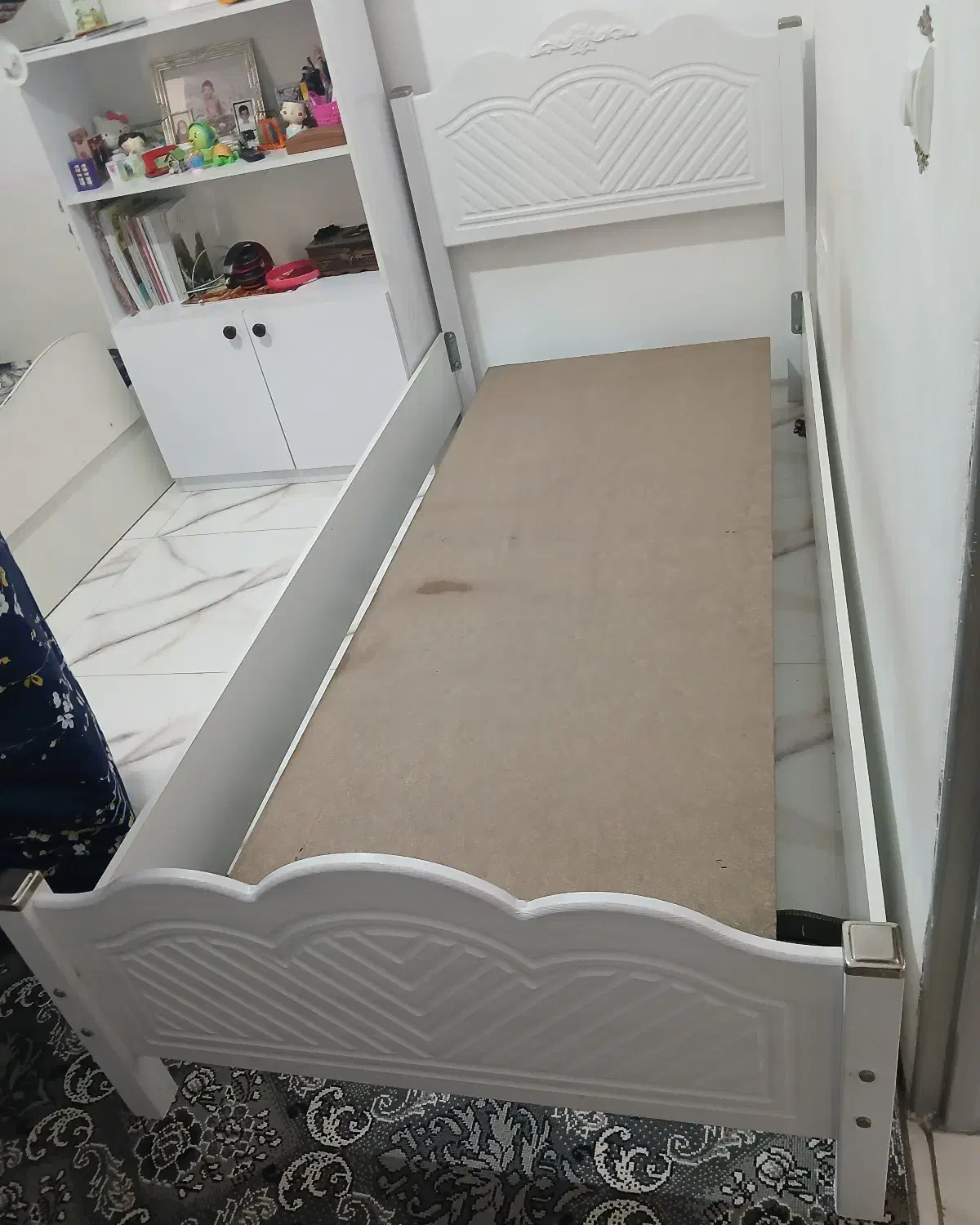 تخت یک نفره وکیوم درجه یک با کفی|تخت و سرویس خواب|چمستان, |دیوار