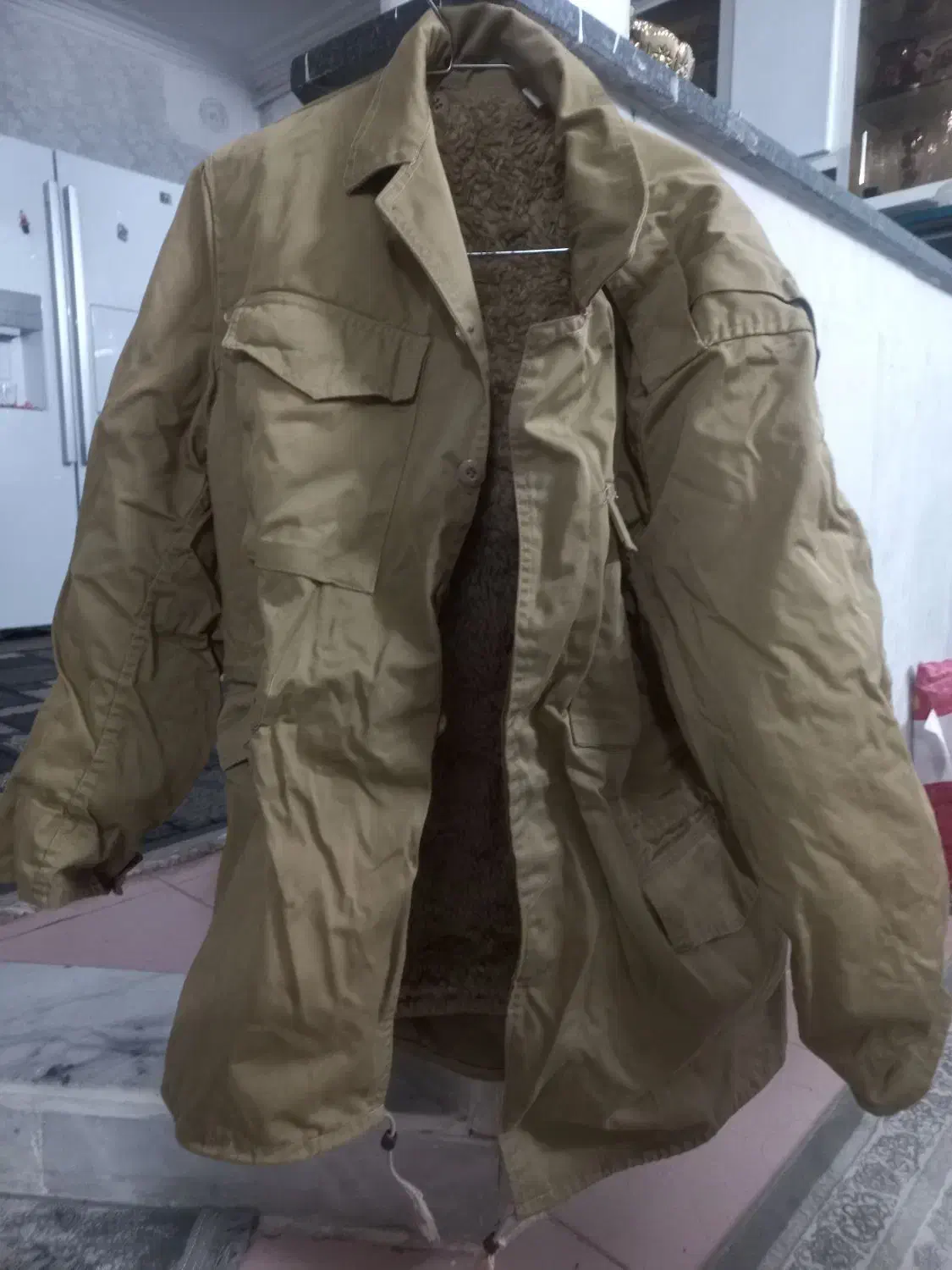 کاپشن|لباس|نیشابور, گنبد سبز|دیوار