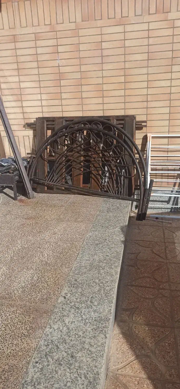 یک عدد تخت دونفره تخت یک نفره فلزی یک تشک دونفره|تشک تختخواب|مبارکه, |دیوار